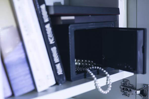 Jak zabezpieczyć biżuterię przed kradzieżą? Skuteczne sposoby ochrony kosztowności